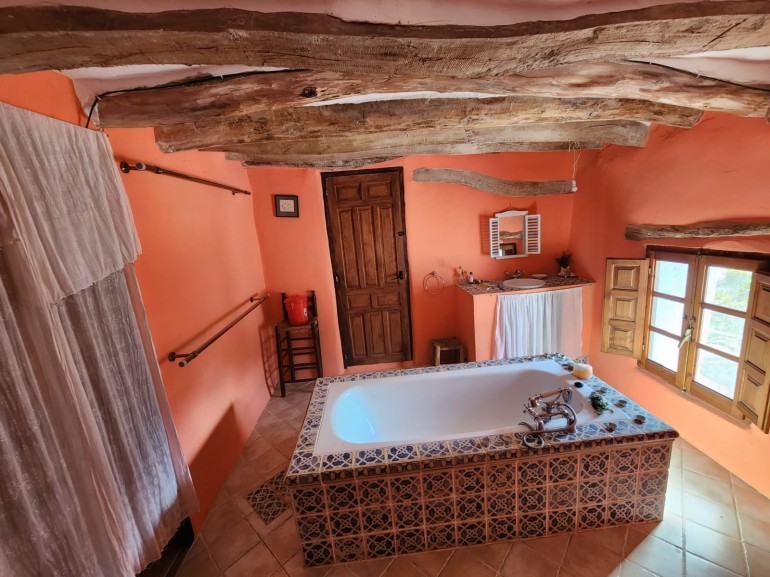 The bathtub with a view of the river